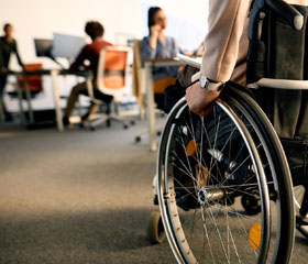 Persona en silla de ruedas en una oficina