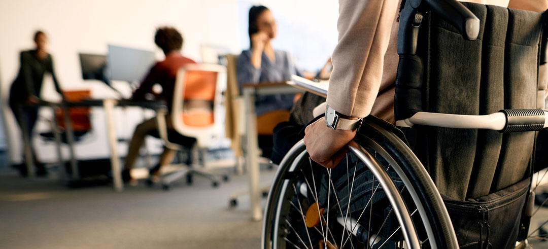 Persona en silla de ruedas en una oficina