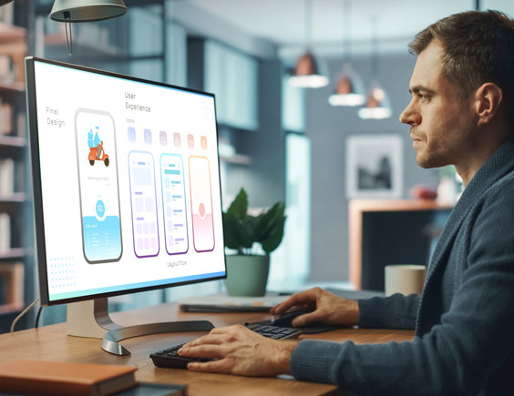 Hombre trabajando con el ordenador desde su casa