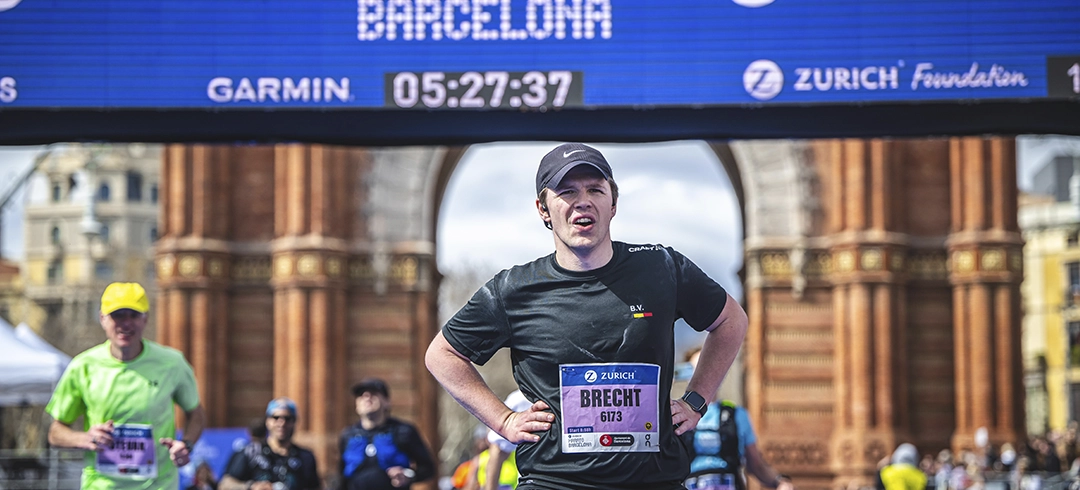 Corredor descansando después de terminar la Zurich Maratón Barcelona 2025