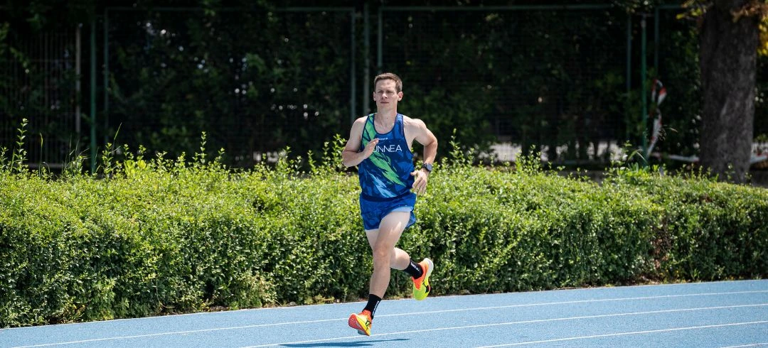 Hombre corriendo en una pista de atletismo