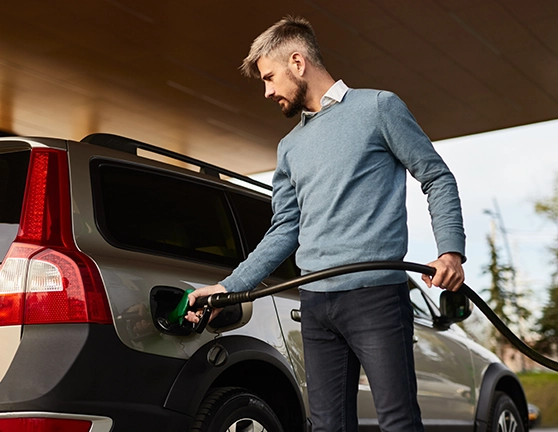 Hombre repostando gasolina o diesel a un coche