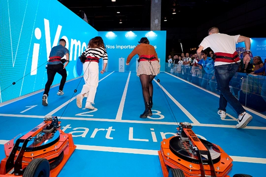 Personas jugando en el stand de Zurich Seguros