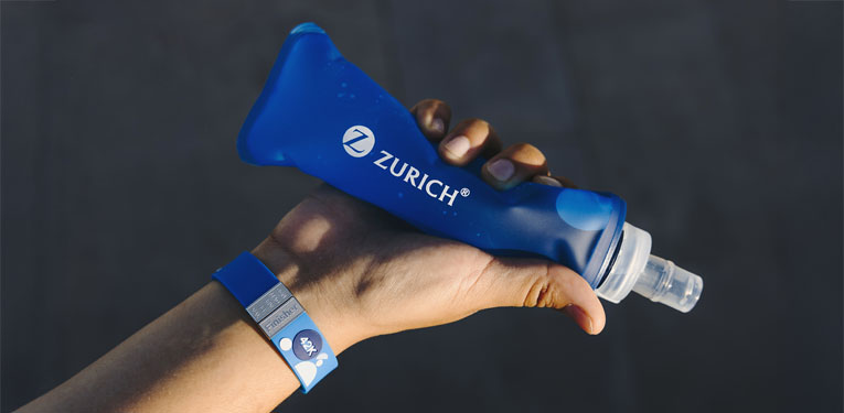 mano con un bidón de agua