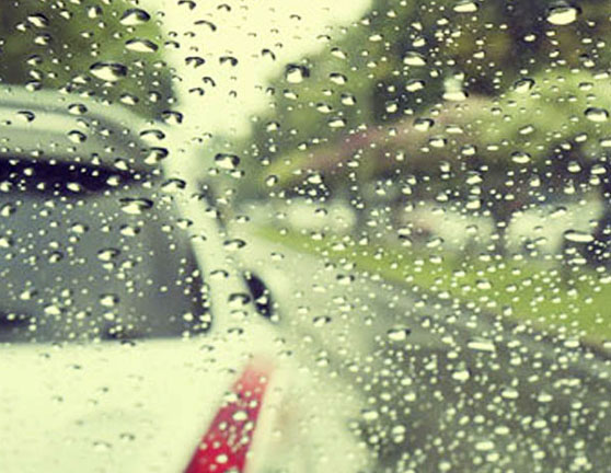 Parabrisas de un coche con gotas de lluvia