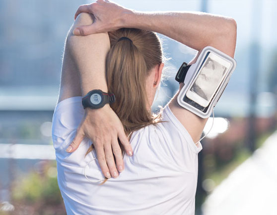 Mujer estirando los brazos